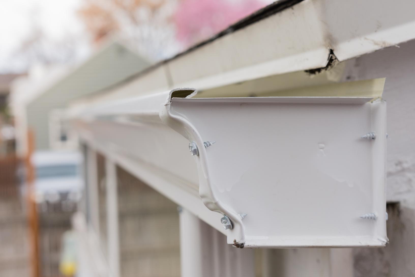 Seamless gutter system